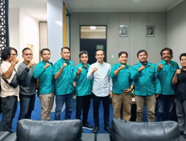AUDIENSI: Ketua DPRD Kab. Probolinggo, Oka Mahendra Jati Kusuma (tengah) saat menerima audiensi dari PWI Probolinggo Raya. (foto: Istimewa)

