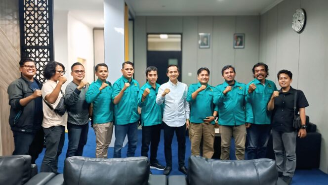 
					AUDIENSI: Ketua DPRD Kab. Probolinggo, Oka Mahendra Jati Kusuma (tengah) saat menerima audiensi dari PWI Probolinggo Raya. (foto: Istimewa)

