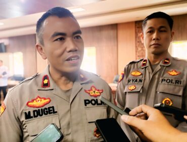 AUDIENSI: Kabag Ops Polres Probolinggo, Kompol M. Duggel, sesaat setelah mengikuti audiensi di kantor DPRD Kabupaten Probolinggo. (foto: Ali Ya'lu).
