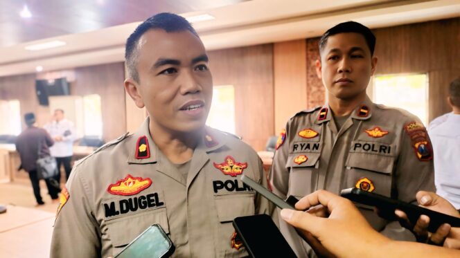 
					AUDIENSI: Kabag Ops Polres Probolinggo, Kompol M. Duggel, sesaat setelah mengikuti audiensi di kantor DPRD Kabupaten Probolinggo. (foto: Ali Ya'lu).
