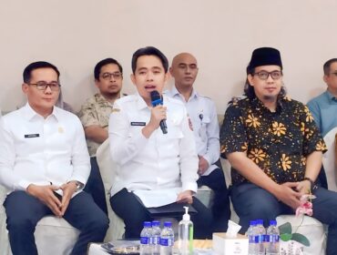 PAPARAN: Bupati Jember, Muhammad Fawait, saat temu awak media dalam acara Pro Gus'E di Dinas Tanaman Pangan Hortikultura dan Perkebunan (DTPHP) Rabu, (21/5/25) malam. (foto: M. Abd. Rozaq Mubarok).