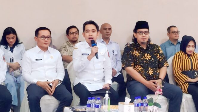 
					PAPARAN: Bupati Jember, Muhammad Fawait, saat temu awak media dalam acara Pro Gus'E di Dinas Tanaman Pangan Hortikultura dan Perkebunan (DTPHP) Rabu, (21/5/25) malam. (foto: M. Abd. Rozaq Mubarok).