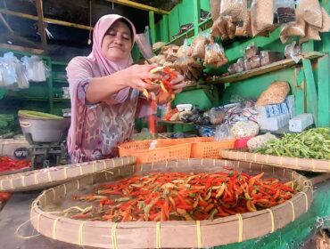 MURAH: Pedagang cabai di Pasar Baru Kota Probolinggo  sedang menunggu pembeli. (foto: Hafiz Rozani).
