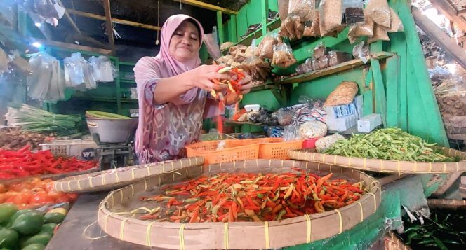 
					MURAH: Pedagang cabai di Pasar Baru Kota Probolinggo  sedang menunggu pembeli. (foto: Hafiz Rozani).
