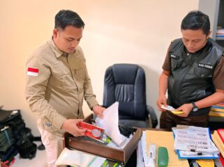 DIGELEDAH: Proses penggeledahan rumah MAA, Kepala PKBM IQRO oleh aparat Kejaksaan Negeri Kabupaten Probolinggo. (foto: istimewa).
