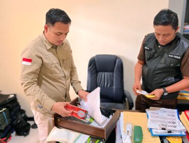 DIGELEDAH: Proses penggeledahan rumah MAA, Kepala PKBM IQRO oleh aparat Kejaksaan Negeri Kabupaten Probolinggo. (foto: istimewa).
