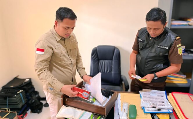 
					DIGELEDAH: Proses penggeledahan rumah MAA, Kepala PKBM IQRO oleh aparat Kejaksaan Negeri Kabupaten Probolinggo. (foto: istimewa).
