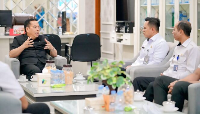 
					DISKUSI: Wali Kota Probolinggo, dr. Aminuddin, saat berdiskusi dengan jajaran Kantor Imigrasi Kelas 1 TPI Malang. (foto: istimewa)