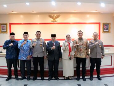 Pertemuan hangat antara Bupati Lumajang, Indah Amperawati dan Bupati Malang, Sanusi, di Kantor Pemerintah Kabupaten Malang pada Kamis pagi (22/5/2025).