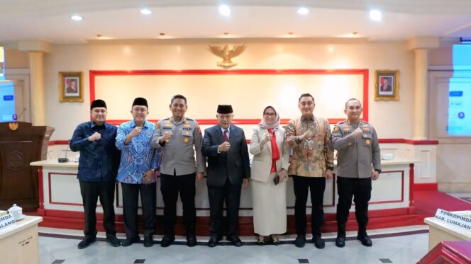 
					Pertemuan hangat antara Bupati Lumajang, Indah Amperawati dan Bupati Malang, Sanusi, di Kantor Pemerintah Kabupaten Malang pada Kamis pagi (22/5/2025).