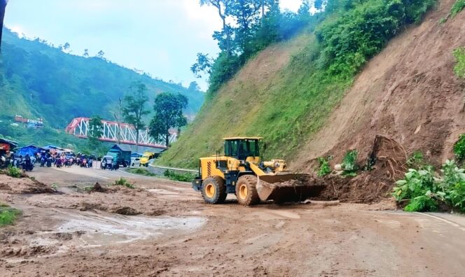 
					Jalur Piket Nol yang menghubungkan Lumajang - Malang tertimbun tanah longsor pada Kamis malam, 22 Mei 2025, tepatnya di kilometer 59.