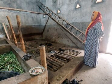 KEMALINGAN: Istri pemilik sapi, Miyatun, menunjukkan lokasi sapinya yang telah raib dari kandang. (foto: Hafiz Rozani).
