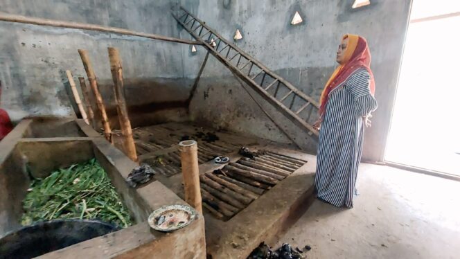 
					KEMALINGAN: Istri pemilik sapi, Miyatun, menunjukkan lokasi sapinya yang telah raib dari kandang. (foto: Hafiz Rozani).
