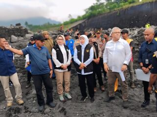 Kepala Dinas PU SDA Provinsi Jawa Timur, Gubernur Jawa Timur, dan Bupati Lumajang Indah Amperawati saat meninjau tanggul Kebondeli. 