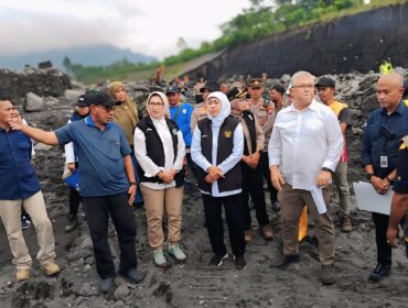 Kepala Dinas PU SDA Provinsi Jawa Timur, Gubernur Jawa Timur, dan Bupati Lumajang Indah Amperawati saat meninjau tanggul Kebondeli. 