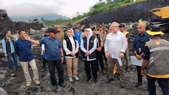 
					Kepala Dinas PU SDA Provinsi Jawa Timur, Gubernur Jawa Timur, dan Bupati Lumajang Indah Amperawati saat meninjau tanggul Kebondeli. 