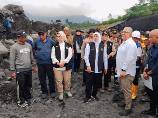 Gubernur Jawa Timur saat meninjau tangguk yang rusak di Lumajang.