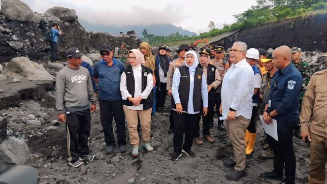 
					Gubernur Jawa Timur saat meninjau tangguk yang rusak di Lumajang.