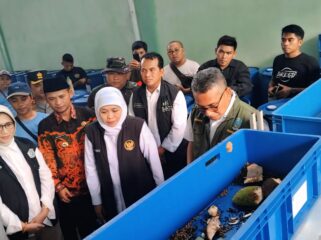 Gubernur Jawa Timur, Khofifah Indar Parawansa meresmikan Tempat Pengolahan Sampah Reduce, Reuse, Recycle (TPS3R) di Desa Purworejo, Kecamatan Senduro, Kabupaten Lumajang, Minggu (25/5/25). (Foto: Asmadi).