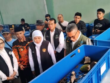 Gubernur Jawa Timur, Khofifah Indar Parawansa meresmikan Tempat Pengolahan Sampah Reduce, Reuse, Recycle (TPS3R) di Desa Purworejo, Kecamatan Senduro, Kabupaten Lumajang, Minggu (25/5/25). (Foto: Asmadi).