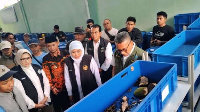 
					Gubernur Jawa Timur, Khofifah Indar Parawansa meresmikan Tempat Pengolahan Sampah Reduce, Reuse, Recycle (TPS3R) di Desa Purworejo, Kecamatan Senduro, Kabupaten Lumajang, Minggu (25/5/25). (Foto: Asmadi).