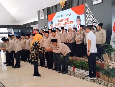 Gubernur Jawa Timur Khofifah Indar Parawansa melantik pengurus baru Dewan Pengurus Cabang (DPC) Himpunan Kerukunan Tani Indonesia (HKTI) Kabupaten Lumajang periode 2025–2030 (Foto: Asmadi) 
