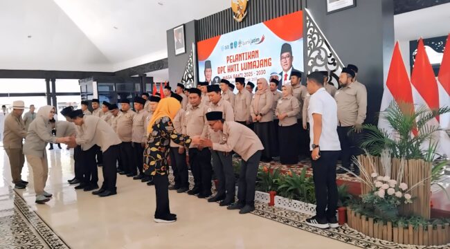 Gubernur Jawa Timur Khofifah Indar Parawansa melantik pengurus baru Dewan Pengurus Cabang (DPC) Himpunan Kerukunan Tani Indonesia (HKTI) Kabupaten Lumajang periode 2025–2030 (Foto: Asmadi) 
