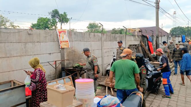 
					Proses penertiban pedagang kaki lima di kawasan Stasiun Pasuruan.