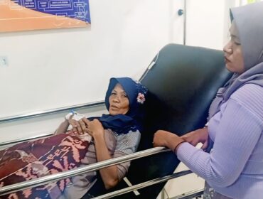 Korban saat dirawat dan tangkapan layar video amatir.