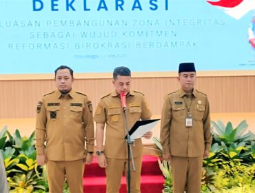 DEKLARASI: Bupati Probolinggo, Gus Haris (tengah) Ketika memimpin deklarasi untuk perluasan zona integritas di Kabupaten Probolinggo. (foto: Ali Ya'lu)