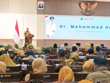 PAPARAN: Bupati Probolinggo, Gus Haris, saat memaparkan alasan pembentukan Sae Law Care (SLC), Selasa (27/5/25) pagi. (foto: Ali Ya’lu)
