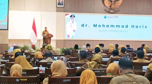 PAPARAN: Bupati Probolinggo, Gus Haris, saat memaparkan alasan pembentukan Sae Law Care (SLC), Selasa (27/5/25) pagi. (foto: Ali Ya’lu)

