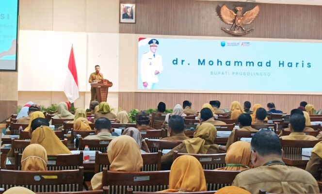 
					PAPARAN: Bupati Probolinggo, Gus Haris, saat memaparkan alasan pembentukan Sae Law Care (SLC), Selasa (27/5/25) pagi. (foto: Ali Ya’lu)
