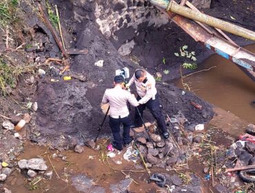OLAH TKP: Proses olah TKP di jalur Probolinggo - Lumajang yang dilakukan oleh Ditlantas Polda Jatim dan Satlantas Polres Probolinggo. (foto: Hafiz Rozani).