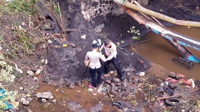 
					OLAH TKP: Proses olah TKP di jalur Probolinggo - Lumajang yang dilakukan oleh Ditlantas Polda Jatim dan Satlantas Polres Probolinggo. (foto: Hafiz Rozani).