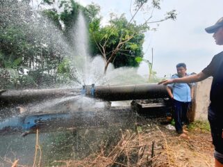 BOCOR: Petugas PDAM Kota Probolinggo berada di lokasi bocornya pipa untuk melakukan perbaikan. (foto: Hafiz Rozani).