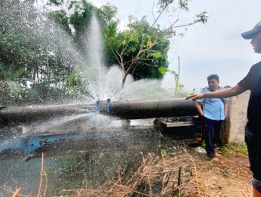 BOCOR: Petugas PDAM Kota Probolinggo berada di lokasi bocornya pipa untuk melakukan perbaikan. (foto: Hafiz Rozani).