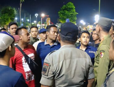 DITENTANG: Penertiban PKL di Alun-alun Jember yang mendapat penolakan. (Dok. PPID Pemkab Jember)
