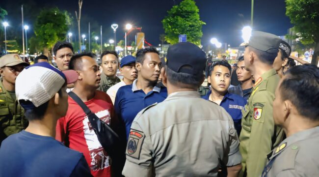 DITENTANG: Penertiban PKL di Alun-alun Jember yang mendapat penolakan. (Dok. PPID Pemkab Jember)
