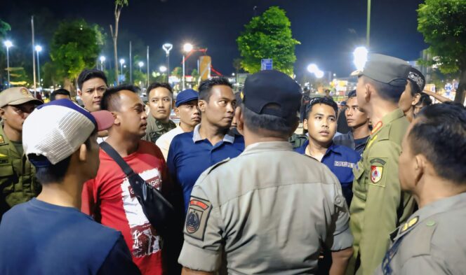 
					DITENTANG: Penertiban PKL di Alun-alun Jember yang mendapat penolakan. (Dok. PPID Pemkab Jember)
