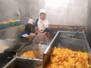 Proses pembuatan kripik talas di Rumah Abdul Rohman (Asmadi).