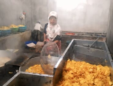 Proses pembuatan kripik talas di Rumah Abdul Rohman (Asmadi).