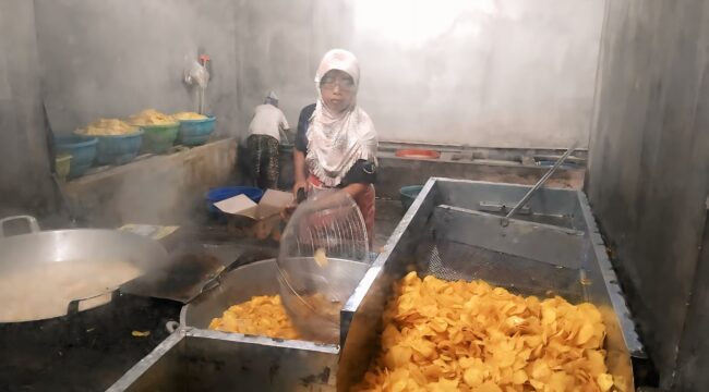 Proses pembuatan kripik talas di Rumah Abdul Rohman (Asmadi).