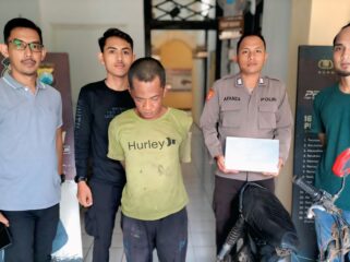 DITANGKAP: Zainul Hasan (depan) saat digelandang aparat Polsek Paiton, Probolinggo. (foto: Ali Ya'lu).

