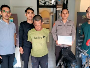 DITANGKAP: Zainul Hasan (depan) saat digelandang aparat Polsek Paiton, Probolinggo. (foto: Ali Ya'lu).

