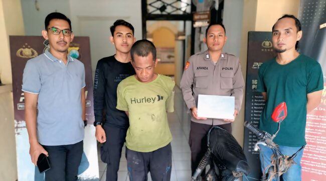 DITANGKAP: Zainul Hasan (depan) saat digelandang aparat Polsek Paiton, Probolinggo. (foto: Ali Ya'lu).
