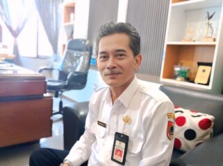 Kepala Dinas Tenaga Kerja (Disnaker) Jember, Suprihandoko. (foto: M. Abd. Rozaq Mubarok).
