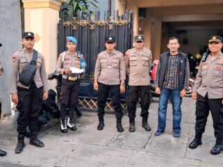 BERLAPIS: Pengamanan berlapis yang dilakukan Polres Probolinggo Kota di gereja saat momentum kenaikam Isa Almasih. (Foto: istimewa)
