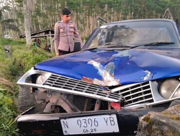 Pikap yang terlibat kecelakaan lalu lintas di JLS Pasirian, Lumajang. (Foto: Asmadi).