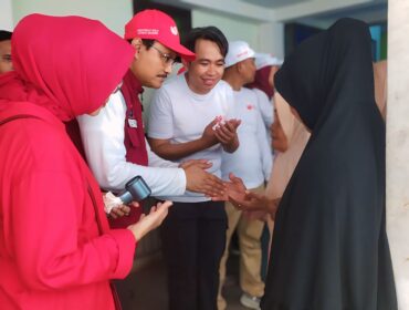 KUNJUNGAN KERJA: Menteri Sosial RI, Saifullah Yusuf, saat berkunjung ke RSD dr. Soebandi Jember memantau operasi katarak ditemani Bupati Gus Fawait. (foto: M. Abd. Rozaq Mubarok).
